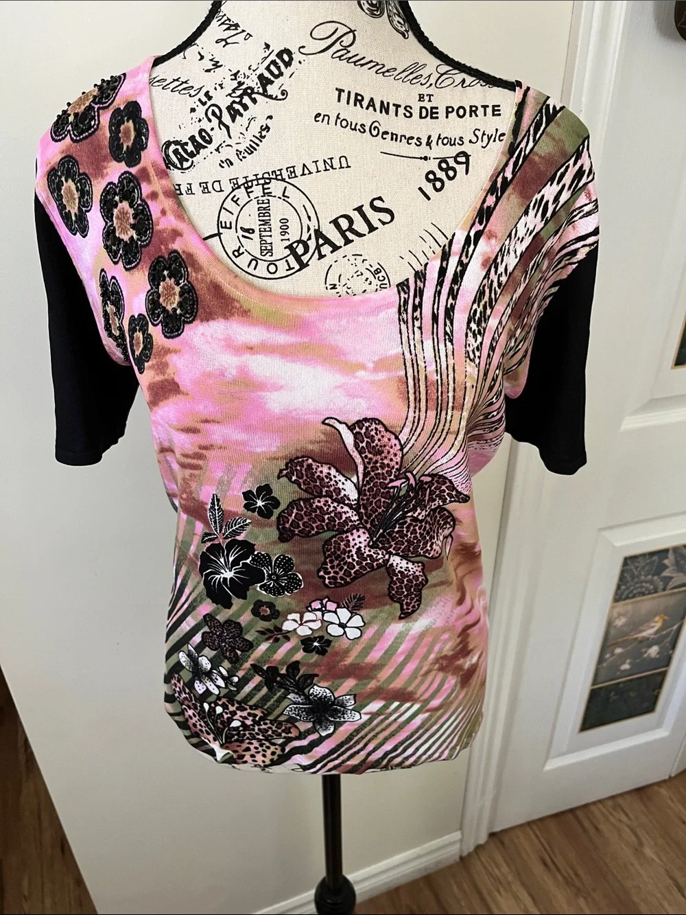 😃Floral Scoop Neck Short Sleeve Top in Pink and Black - Picture 9 of 10